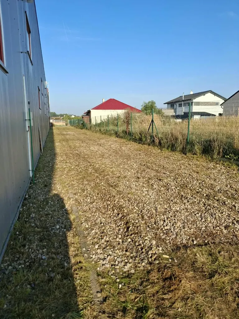 Po – Zarostlý pás trávy podél haly před a po vyčištění – Libišany